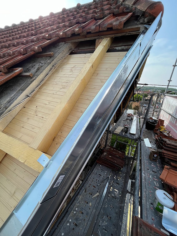 Travaux de Zinguerie à Issy-les-Moulineaux (92130) - Les Compagnons Ortica, Experts en Installation et Réparation de Zinguerie dans les Hauts-de-Seine